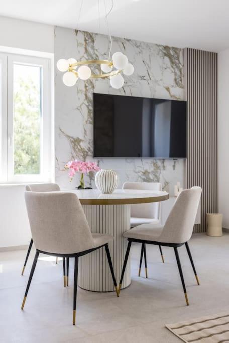 Apartment Hedonist *